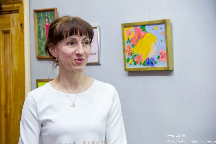 В библиотеке открылась выставка художника-любителя Оксаны Хмельницкой