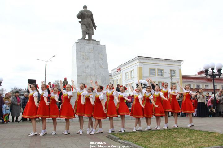 Фоторепортаж: В Зеленодольске запустили фонтаны и с размахом отметили Первомай