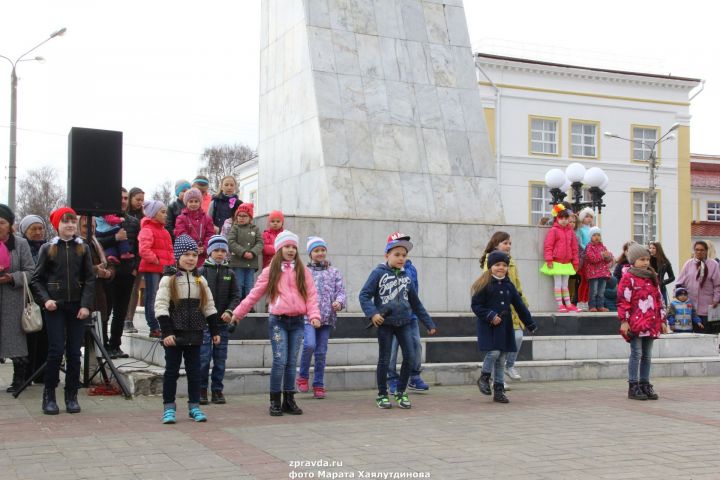 Фоторепортаж: В Зеленодольске запустили фонтаны и с размахом отметили Первомай