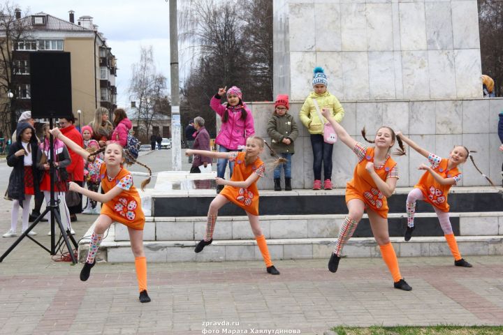 Фоторепортаж: В Зеленодольске запустили фонтаны и с размахом отметили Первомай