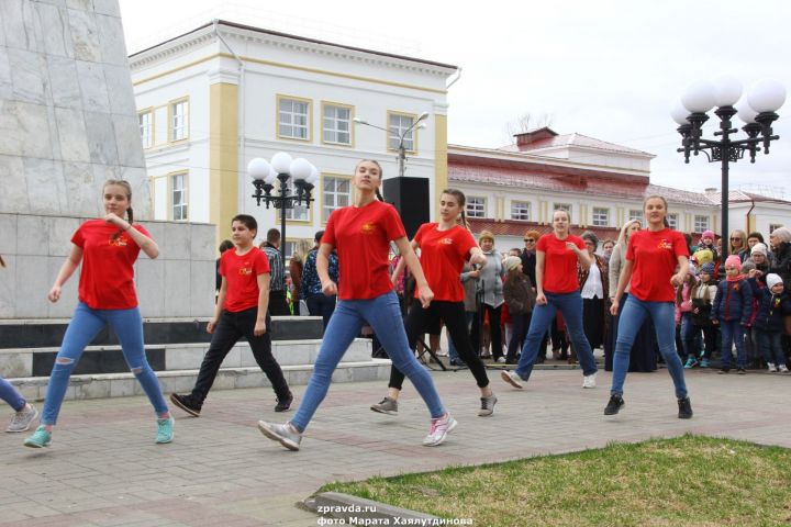 Фоторепортаж: В Зеленодольске запустили фонтаны и с размахом отметили Первомай