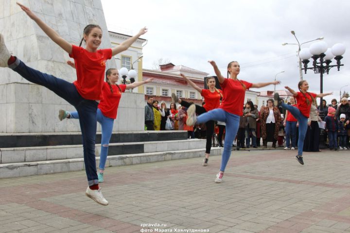 Фоторепортаж: В Зеленодольске запустили фонтаны и с размахом отметили Первомай