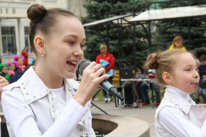 Фоторепортаж: В Зеленодольске запустили фонтаны и с размахом отметили Первомай