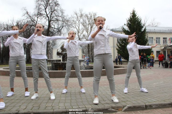 Фоторепортаж: В Зеленодольске запустили фонтаны и с размахом отметили Первомай