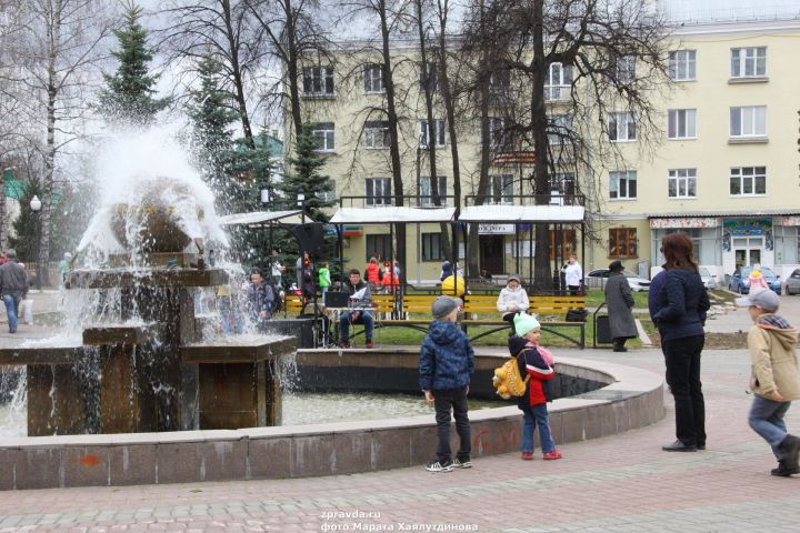 Фоторепортаж: В Зеленодольске запустили фонтаны и с размахом отметили Первомай