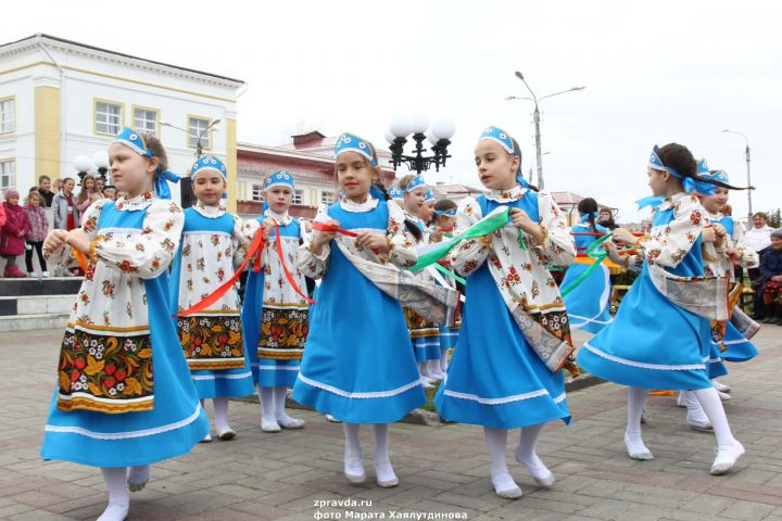 Фоторепортаж: В Зеленодольске запустили фонтаны и с размахом отметили Первомай