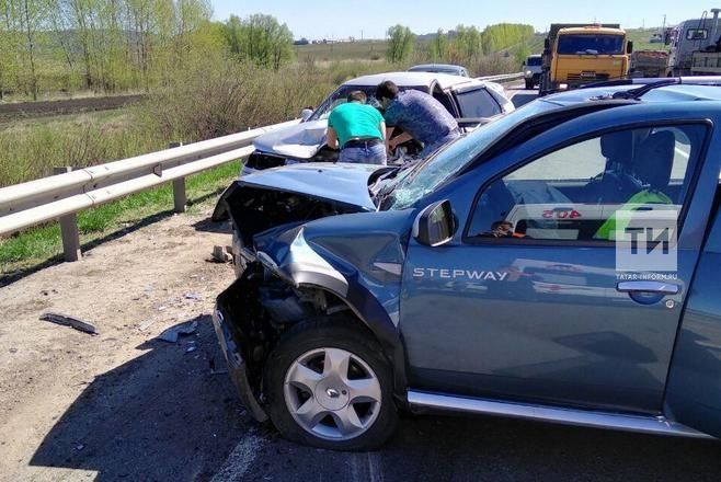 Четыре человека пострадали в лобовом столкновении двух автомобилей в Татарстане