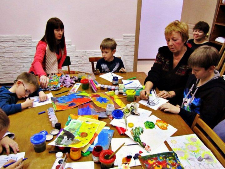 Зеленодольская художница учит детей-аутистов открывать окружающий мир
