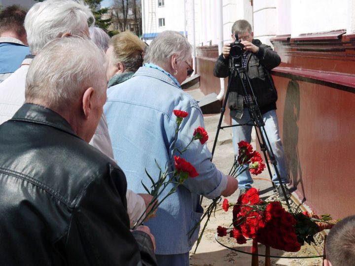 Фото: на стене дома, в котором жил директор ПОЗиС Василий Прохоренко, открыли мемориальную доску