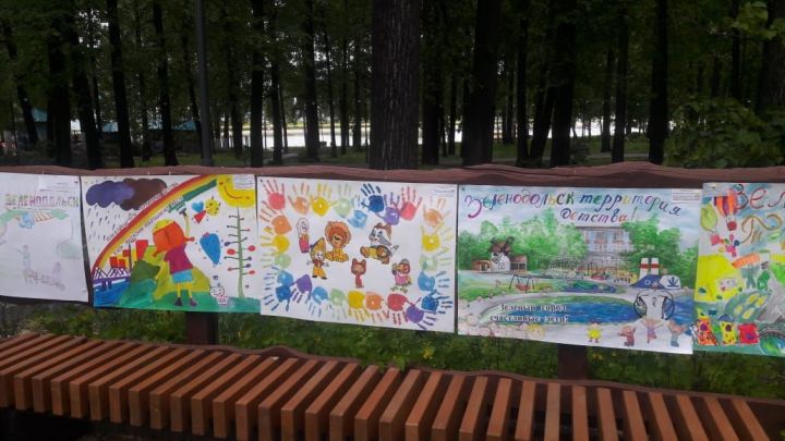 «Зеленодольск - территория детства»: на улице Ленина проходит выставка детских плакатов