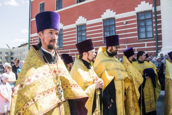 Фото: Освящение купольных крестов на возводимом храме в честь иконы Казанской Божией Матери