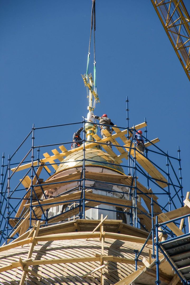Фото: Освящение купольных крестов на возводимом храме в честь иконы Казанской Божией Матери