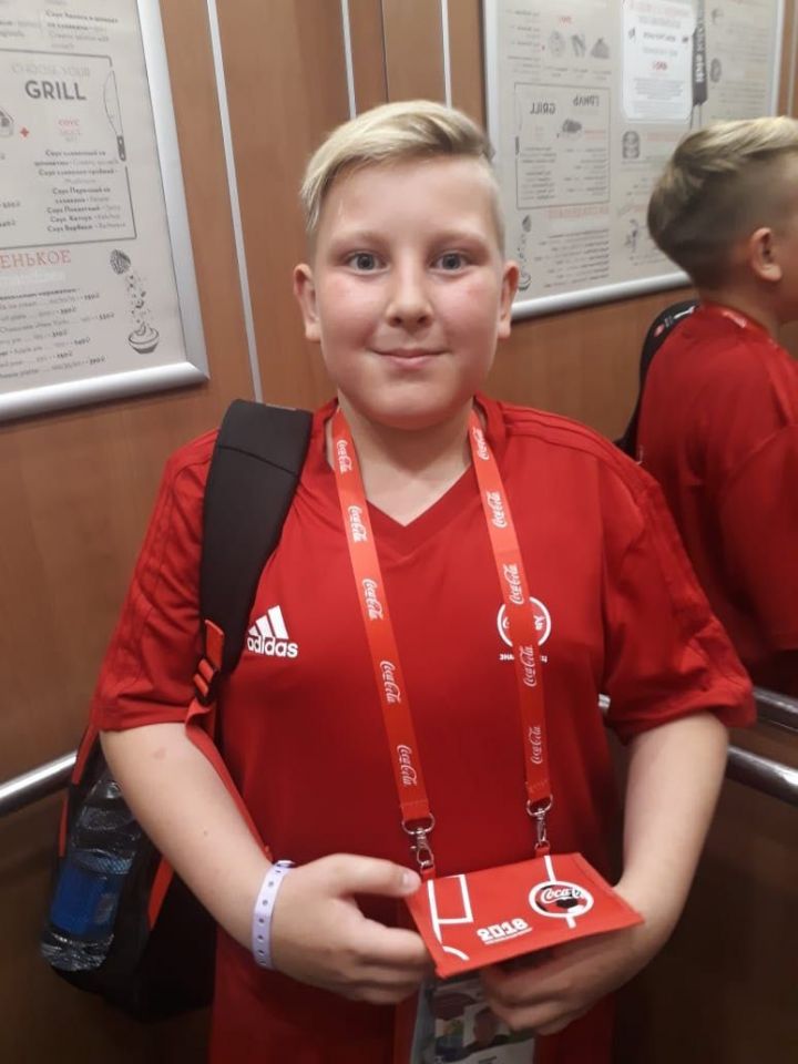 Школьник из гимназии №5 стал флагоносцем на чемпионате мира по футболу