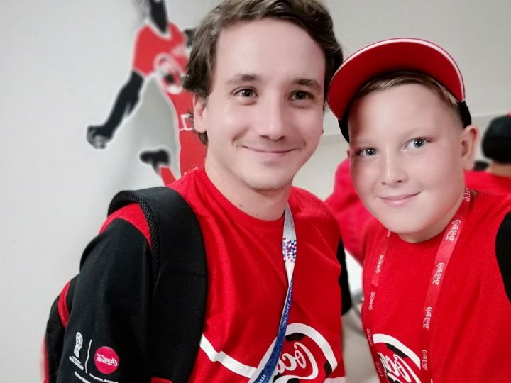 Школьник из гимназии №5 стал флагоносцем на чемпионате мира по футболу