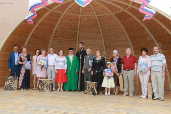 В Зеленодольске наградили юбиляров семейной жизни