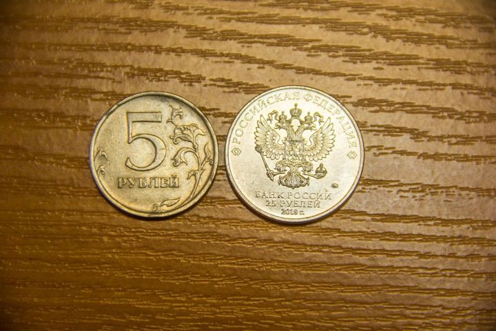 «Девушка, а вы ведь 25-рублёвками расплачиваетесь»: новую денежку путают с пятирублёвой монетой
