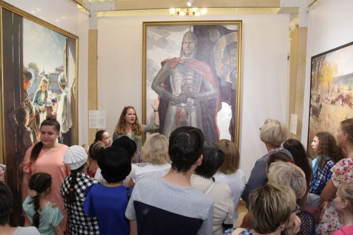«Место встречи с искусством»: Зеленодольцам представили 23 репродукции картин золотого фонда России