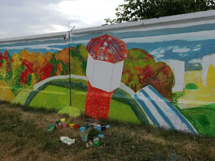Фото: Бетонная стена на улице Молодежной наполняется новыми рисунками