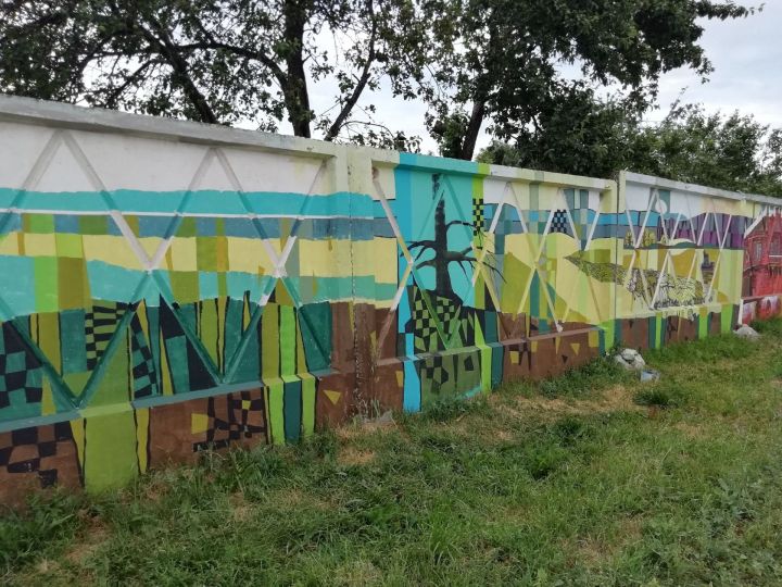 Фото: Бетонная стена на улице Молодежной наполняется новыми рисунками