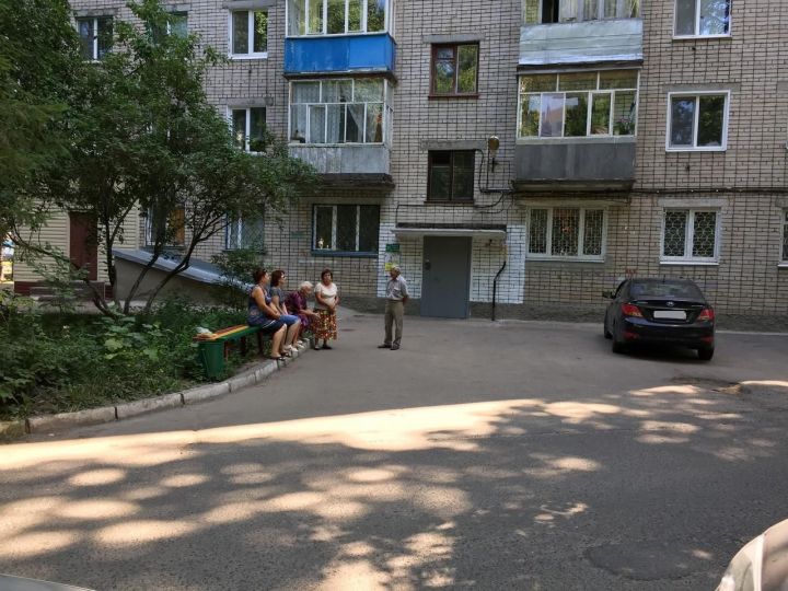 Жители дома №26 по ул. Фрунзе борются, чтобы ограничить движение автотранспорта около дома