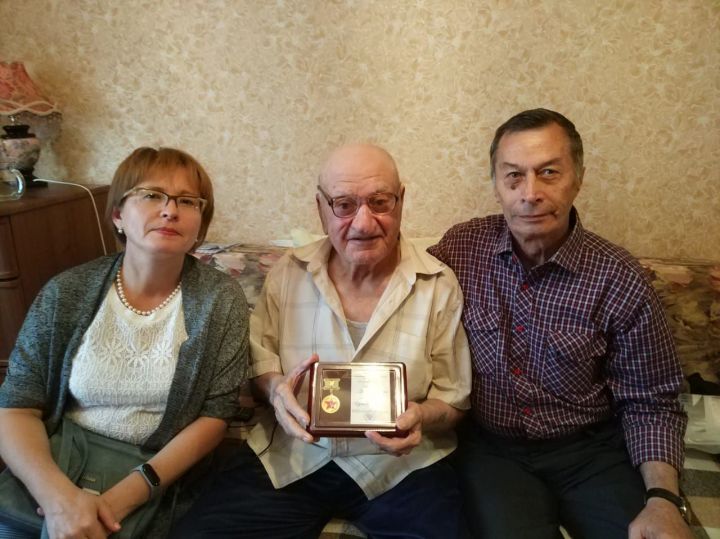 В Зеленодольске ветерану вручили памятный знак в честь 75-летия победы в Сталинградской битве