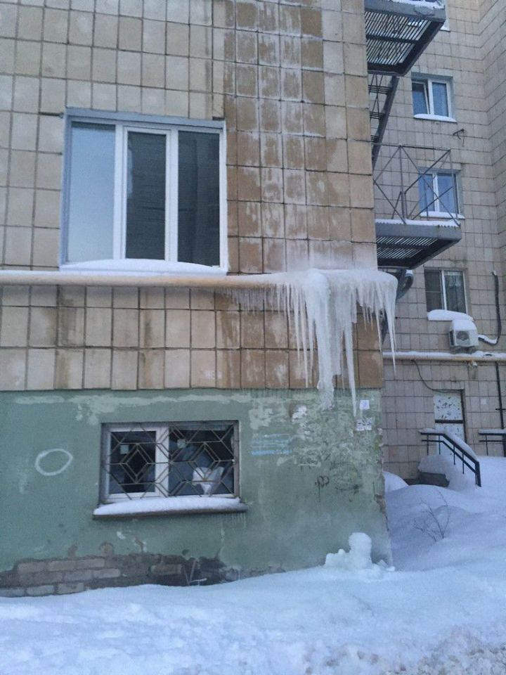 Мобильный репортер: Ледяные «сталактиты» пугают жителей и автомобилистов близлежащих домов