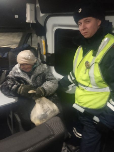 На трассе Йошкар-Ола – Зеленодольск сотрудники ГИБДД помогли замерзавшей на трассе пожилой женщине