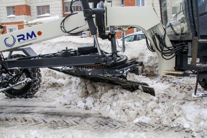 Зеленодольск: освобождаем город от снежного плена и лопатами, и тракторами
