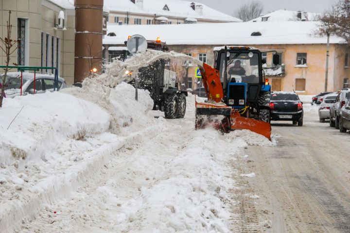 Зеленодольск: освобождаем город от снежного плена и лопатами, и тракторами