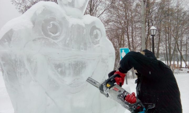 Раифская лягушка стала первой фигурой ледового городка