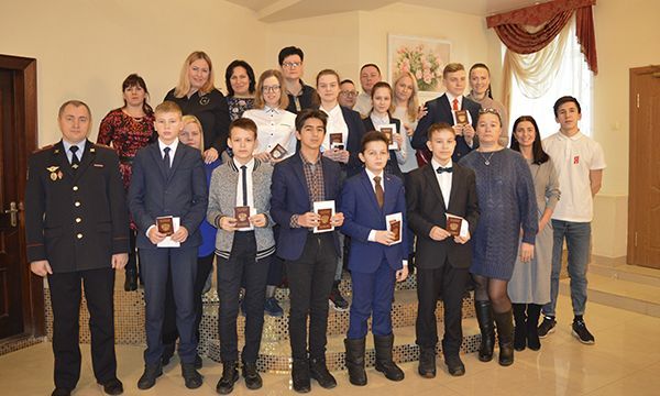 В Зеленодольске юным гражданам в рамках проекта «Час гражданственности» вручили паспорта