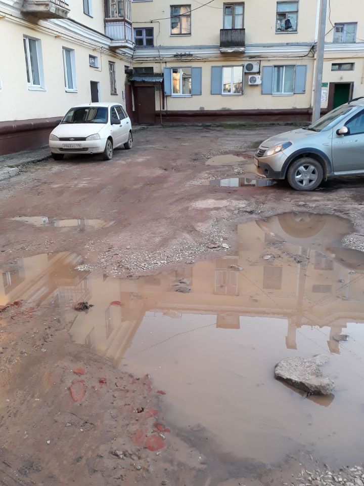 Мобильный репортер: Асфальт во дворе ул Татарстан 13 и 15а - в ужасном состоянии