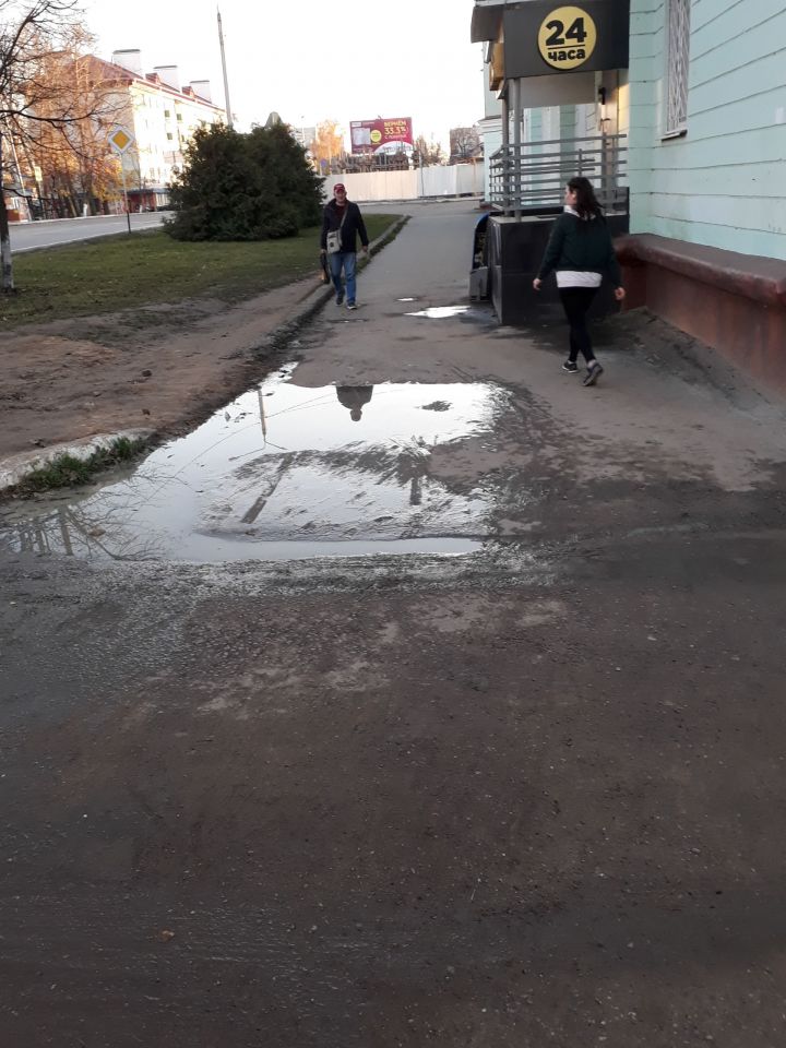 Мобильный репортер: Асфальт во дворе ул Татарстан 13 и 15а - в ужасном состоянии