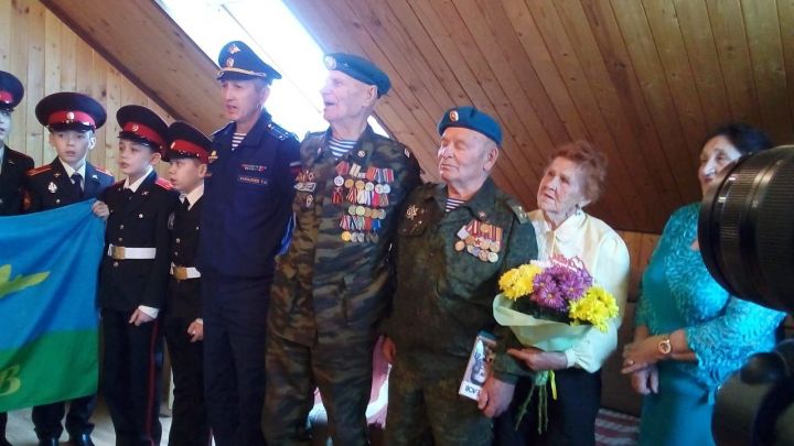 Курсанты военно-патриотического клуба “Юный десантник” поздравили ветерана-десантника с 80-летием