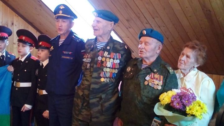 Курсанты военно-патриотического клуба “Юный десантник” поздравили ветерана-десантника с 80-летием
