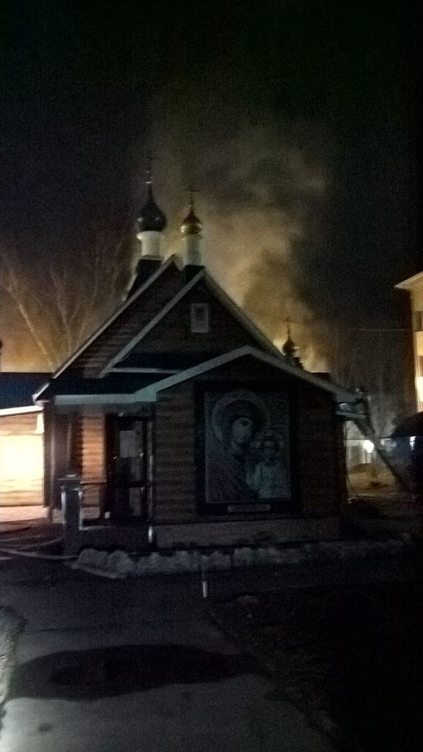 Видео и фото с места. Пожарным удалось быстро справиться с пожаром на территории храма в Зеленодольске