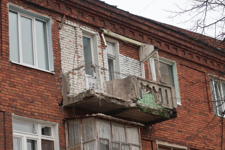 Мобильный репортер: В доме №1 по ул.Декабристов разрушился балкон