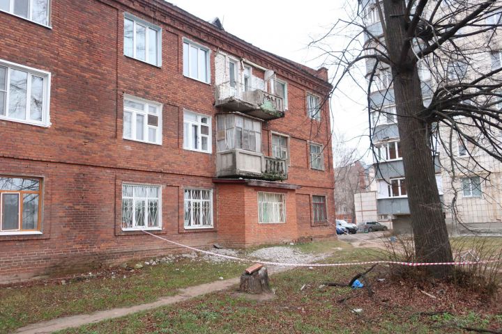 Мобильный репортер: В доме №1 по ул.Декабристов разрушился балкон
