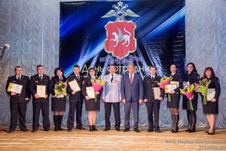 Михаил Афанасьев поощрил лучших сотрудников полиции ЗМР