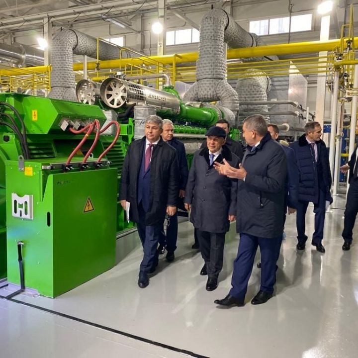 Фото: Президент Республики Татарстан Рустам Минниханов посетил тепличный комбинат "Майский", где осмотрел теплоэлектростанцию, а также один из тепличных блоков
