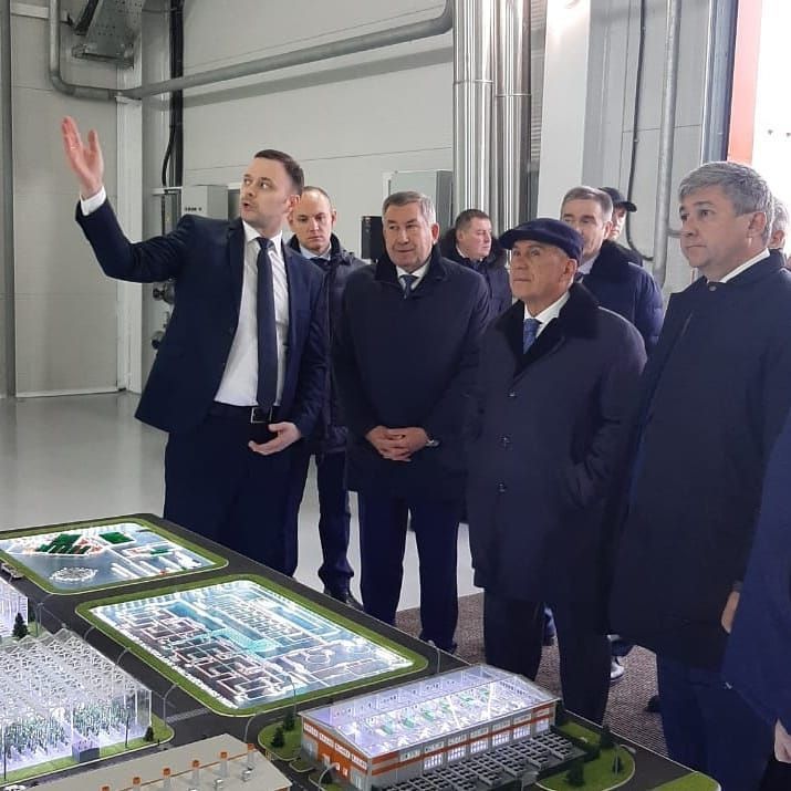Фото: Президент Республики Татарстан Рустам Минниханов посетил тепличный комбинат "Майский", где осмотрел теплоэлектростанцию, а также один из тепличных блоков