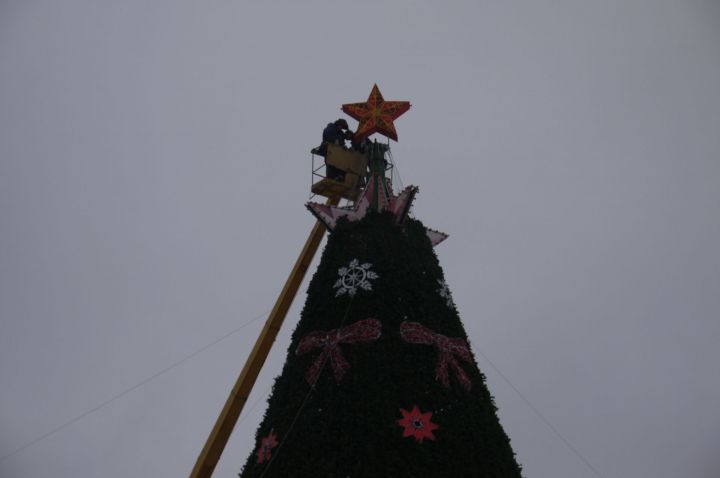Сегодня установили новую звезду на главную елку Зеленодольска