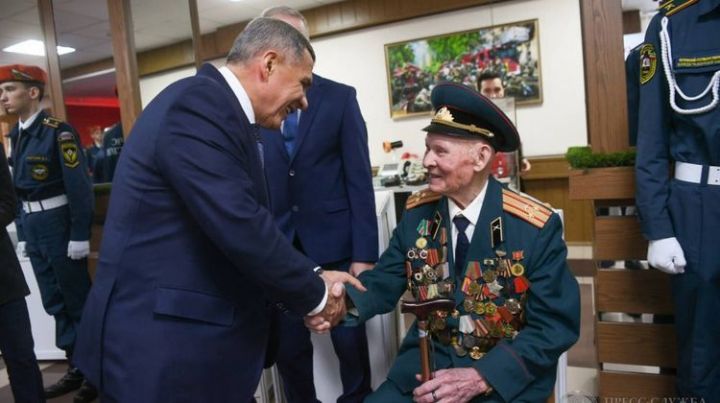 Рустам Минниханов поздравил ветерана МЧС с вековым юбилеем