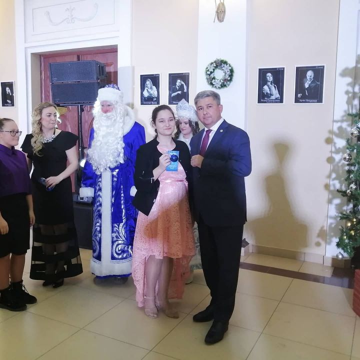 Михаил Афанасьев вручил подарки одаренным детям района
