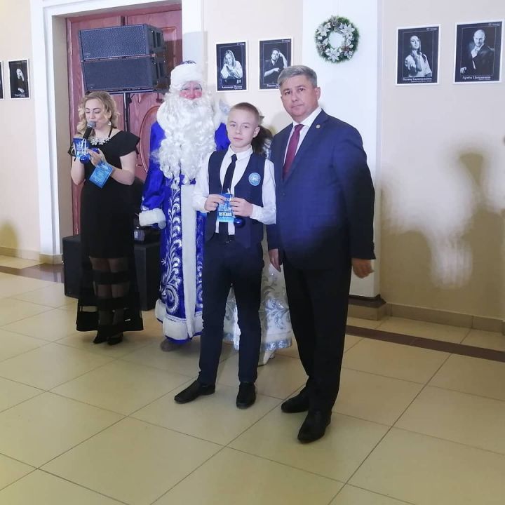 Михаил Афанасьев вручил подарки одаренным детям района
