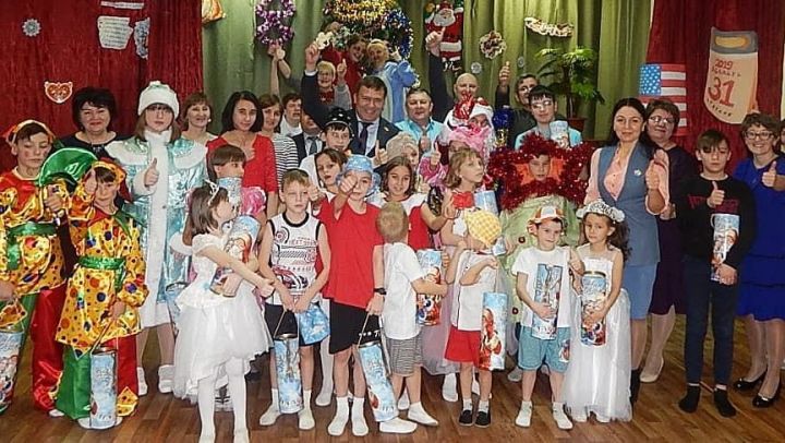 Ренат Мистахов поздравил с Новым годом воспитанников детского дома