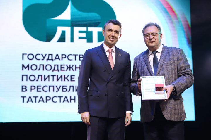 Министр по делам молодёжи РТ Дамир Фаттахов вручил Анатолию Березинскому благодарность и памятный знак