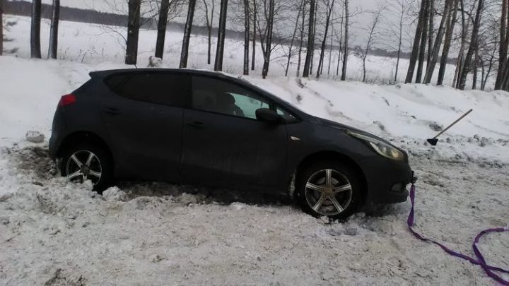 В Зеленодольском районе инспекторы ГИБДД вытащили из кювета застрявшую в снегу легковушку