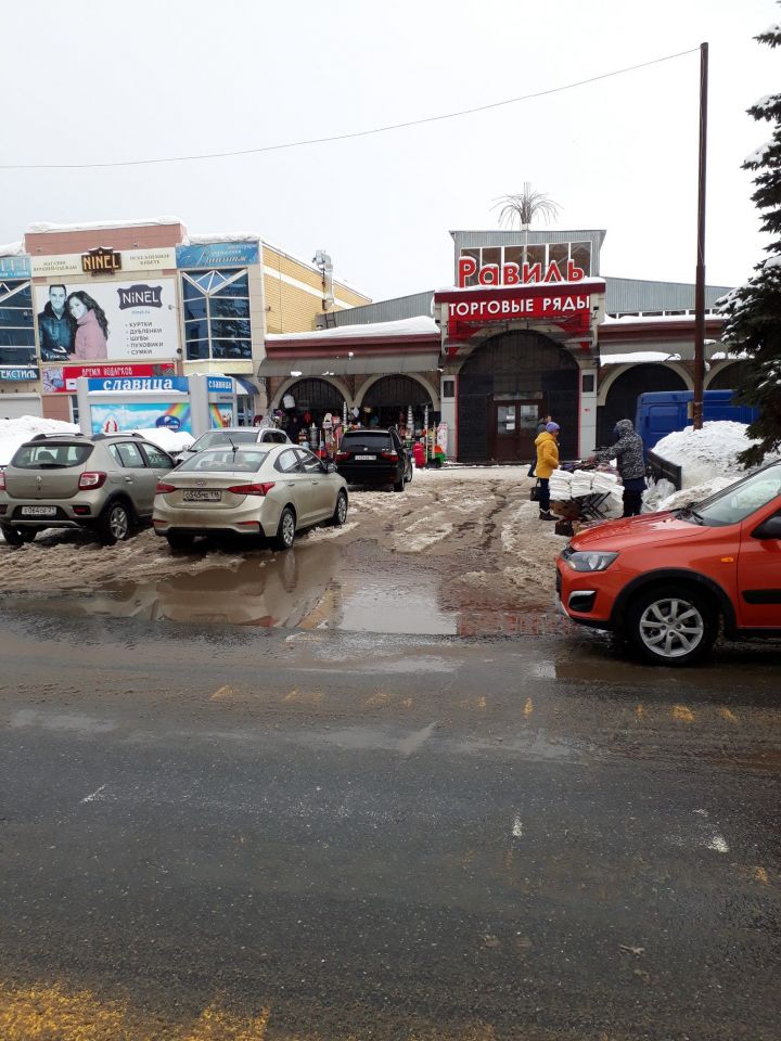 Мобильный репортер: Жители Зеленодольска жалуются на огромные лужи из-за таяния большого количества снега на улицах города