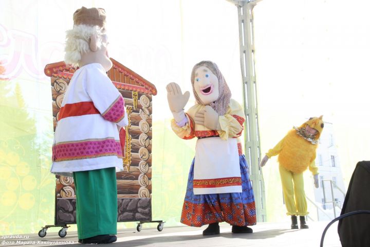 Жители и гости Зеленодольска широко отметили Масленицу горячими блинами и веселыми забавами